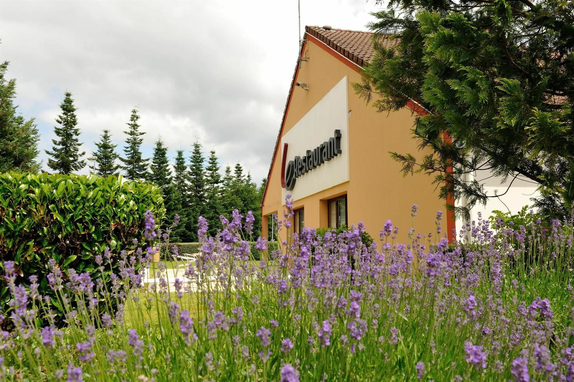Kyriad Sedan Bagian luar foto